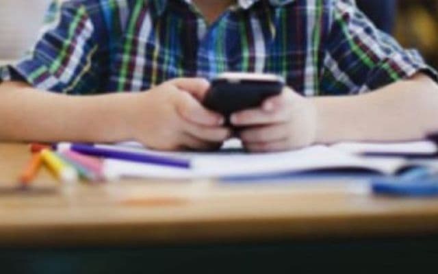 Adio, telefon mobil la şcoală! Noi interdicții pentru elevi, în pregătire