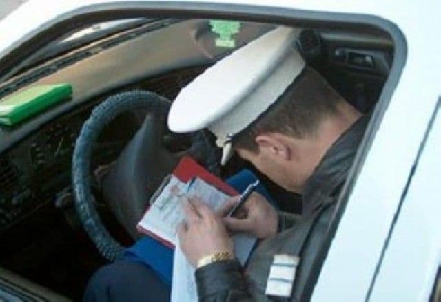 Infracţiuni la regimul rutier, constatate flagrant de către poliţişti