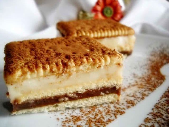 Prăjitură rapidă cu biscuiți și budincă