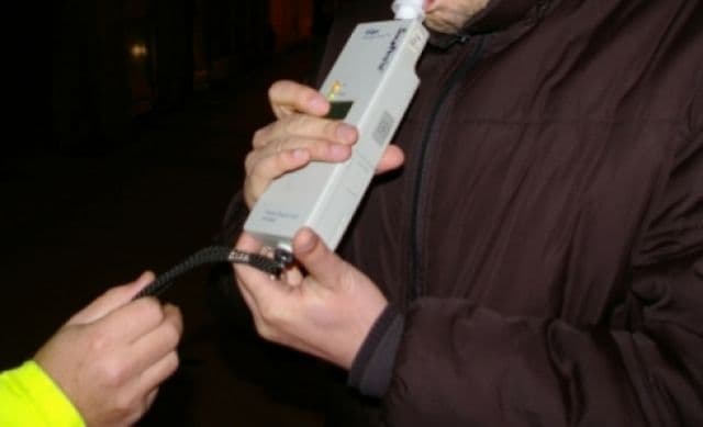 Autoutilitară scăpată de sub control de un șofer aflat sub influența băuturilor alcoolice