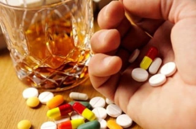 Combinaţia dintre medicamente şi alcool, extrem de periculoasă. Iată care sunt riscurile