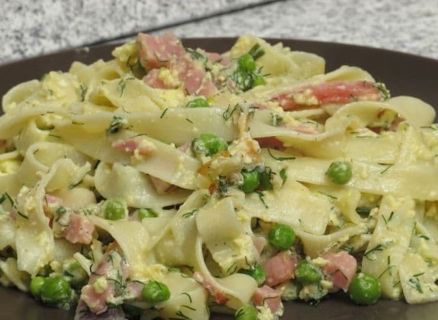 Tagliatelle cu șuncă și mazăre