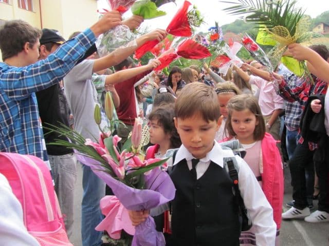 Peste 3.000.000 de elevi şi preşcolari încep astăzi anul şcolar 2014-2015