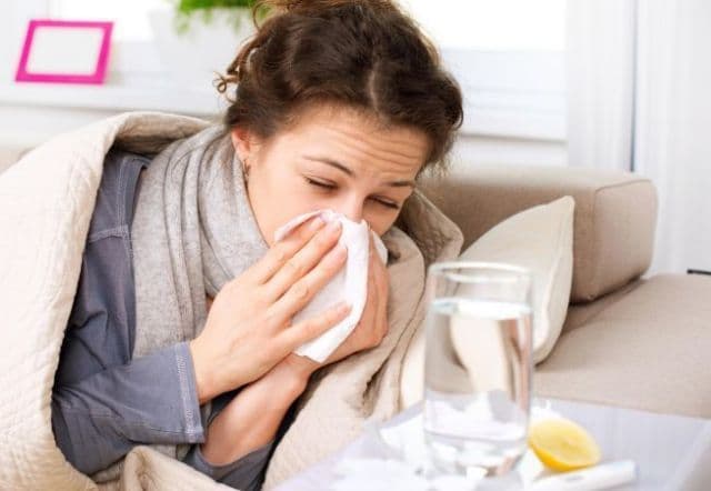 Trucuri simple care vindecă răceala într-o zi