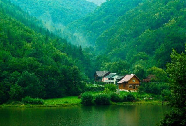 Vacanțe la țară la super-preţuri. Cât te costă un sejur în Braşov, Neamţ sau Maramureş