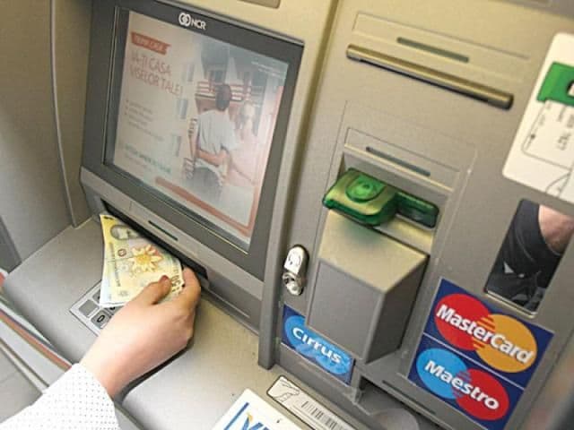 Ce se întâmplă de fapt când scoți 100 de lei de la bancomat?