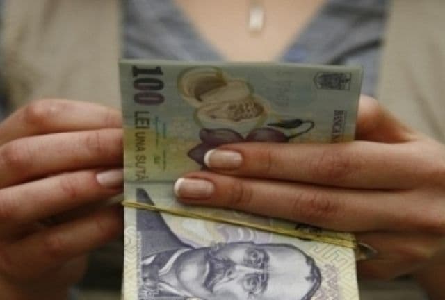 Angajaţii din sistemul public pot cumula din nou pensia cu salariul