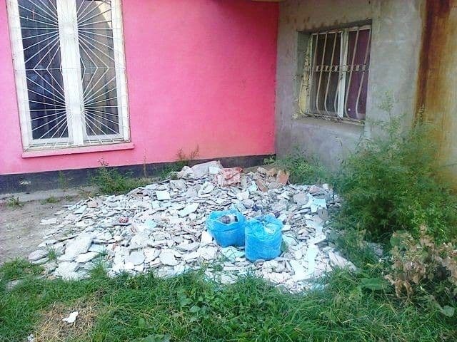 Primim la Redacţie - Moloz abandonat cu nesimțire pe domeniul public - Cartierul Plevna Dorohoi – FOTO