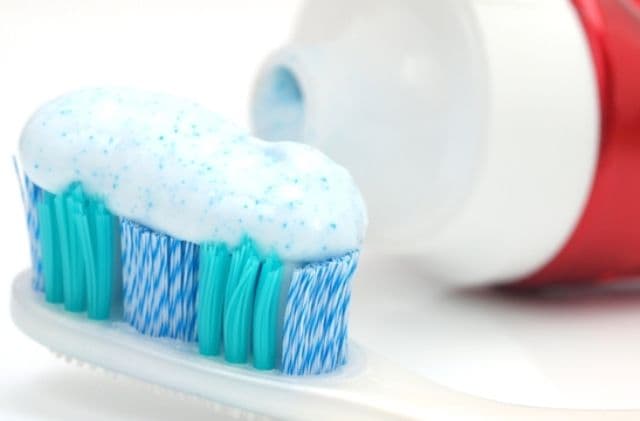 Avertismentul cercetătorilor: Pericolul ascuns din pasta de dinţi