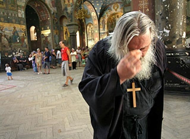 Te închini când treci pe lângă o biserică? Află dacă faci bine semnul crucii