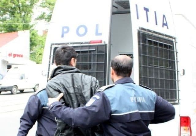 Percheziții la trei persoane bănuite de comiterea de furturi au dus la arestarea unui tânăr din Dorohoi