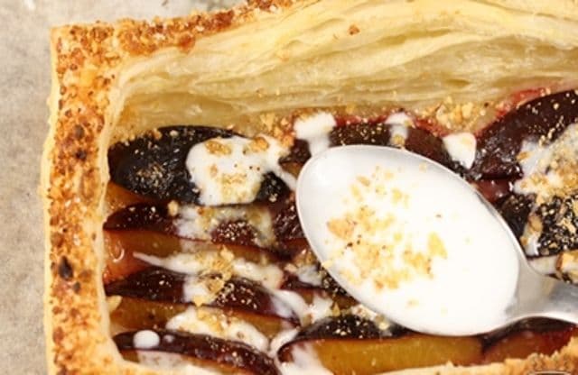 Tarte cu prune şi sos de smântână