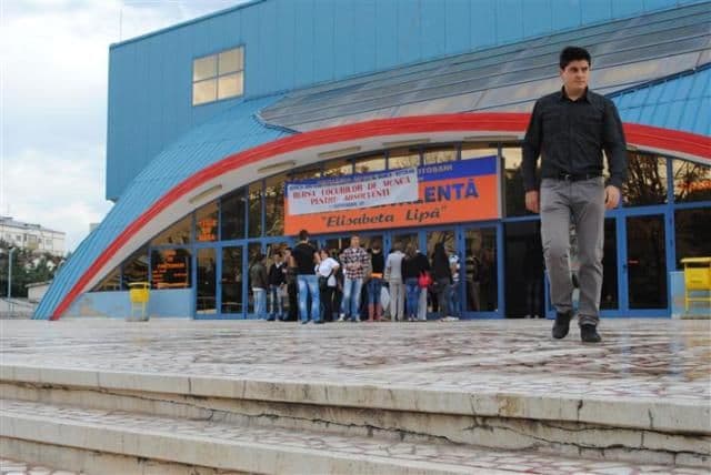 Peste o sută de absolvenți au fost selectaţi în vederea angajării la „Bursa locurilor de muncă pentru absolvenți”