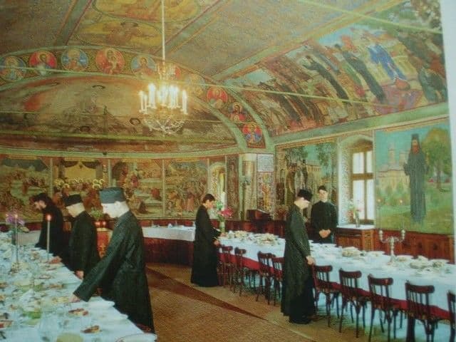 Mănăstirea Cernica a devenit supermarket. Preoţii vând brânză, vin, chiar şi viţei