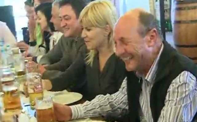 Traian Băsescu, la terasă cu Elena Udrea după mitingul electoral