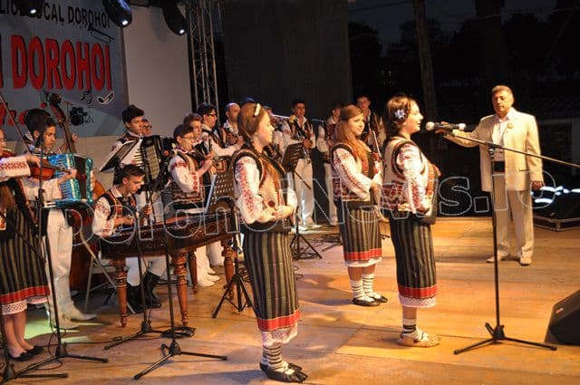 O nouă evoluție de excepție a Orchestrei „Mugurelul” la Zilele Municipiului Dorohoi 2014 - FOTO