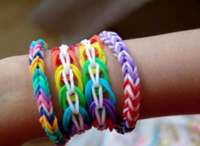Scandalul elasticelor colorate din care se împletesc brățări. Vezi diferența între cele originale și falsurile toxice