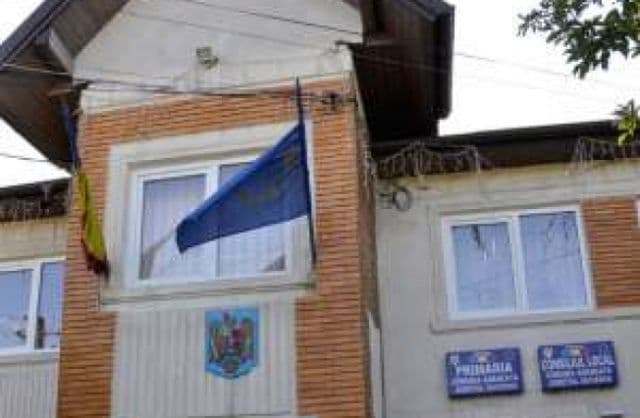 Primarul comunei sucevene Adâncata, cercetat pentru că ar fi lovit cu biciul peste picioare un vecin