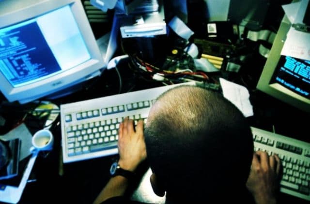 Hackeri români au accesat serverele grupului Yahoo