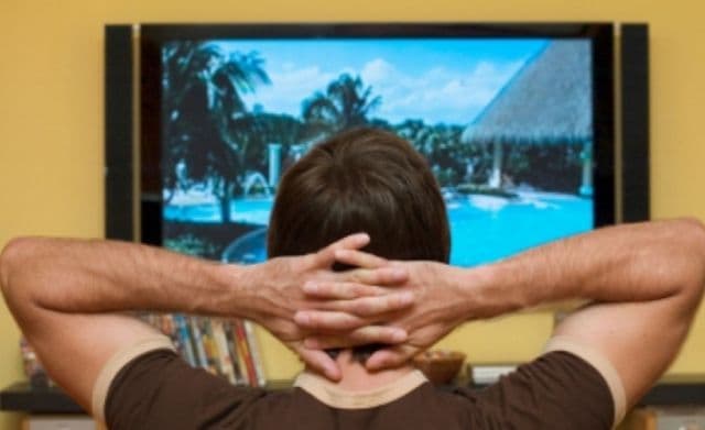 La ce distanță trebuie să stăm de televizor? Vezi ce spun specialiştii