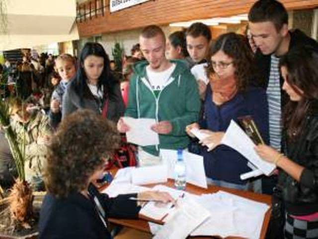 AJOFM Botoșani acordă sprijin financiar pentru cei care angajează absolvenţi de învăţământ superior