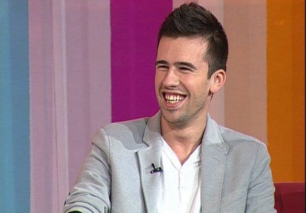 Un cântăreț de la noi a sărutat o asistentă TV, în direct