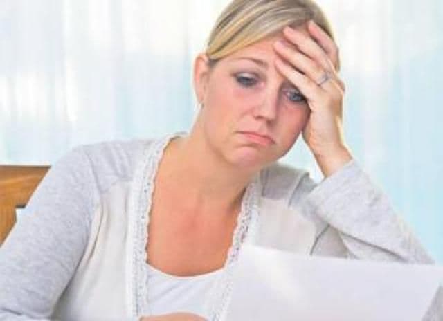 Abuz fără margini: Băncile îţi pun poprire şi pe alocaţia copiilor