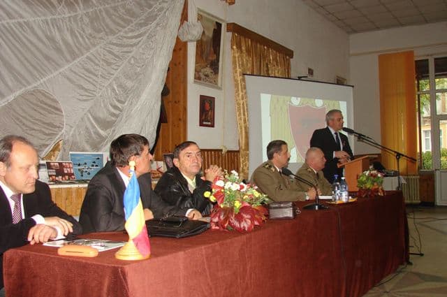 Expoziţie de paraşutism, istorie şi urări de sărbătoare la Cercul Militar - FOTO