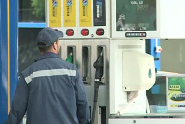 Veste bună pentru şoferi: benzina şi motorina se ieftinesc începând din această noapte