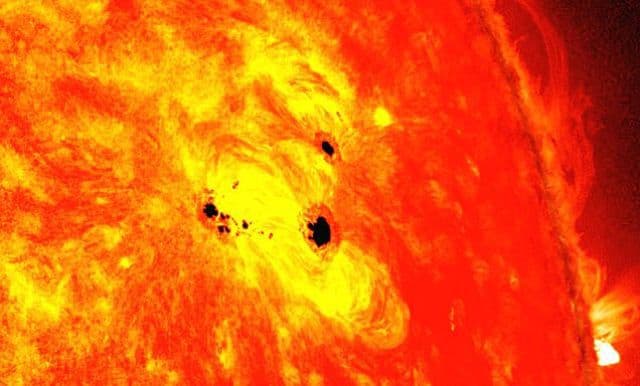 Cea mai mare pată solară din ultimii 24 de ani, vizibilă cu ochiul liber pe suprafaţa Soarelui