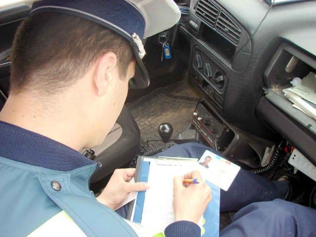Bărbat depistat de polițiști la volanul unui autoturism deși nu poseda permis de conducere
