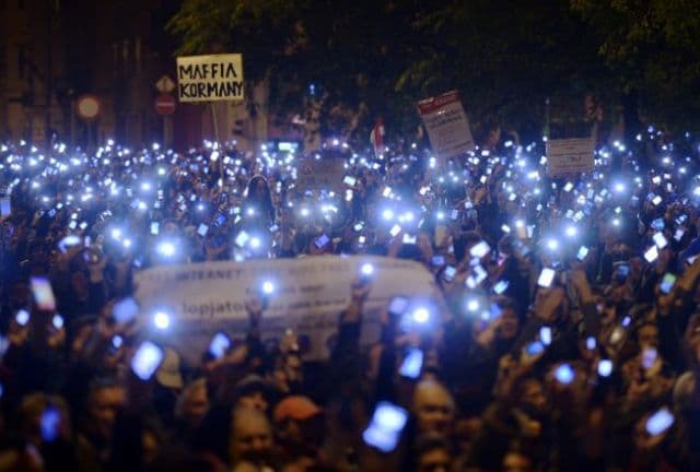 Taxa pe internet a scos mii de unguri în stradă