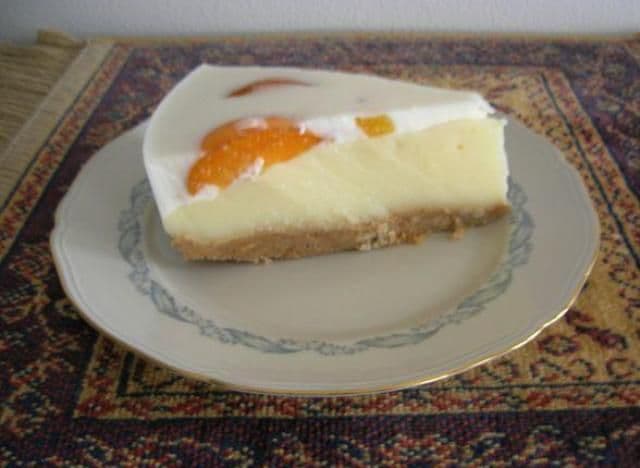Tort cu cremă de iaurt și ananas
