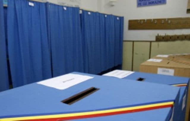 Școlile cu secții de votare își întrerup, vineri după-amiaza, cursurile