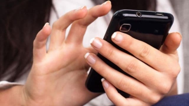 Cum poţi șterge mesajele din telefoanele prietenilor