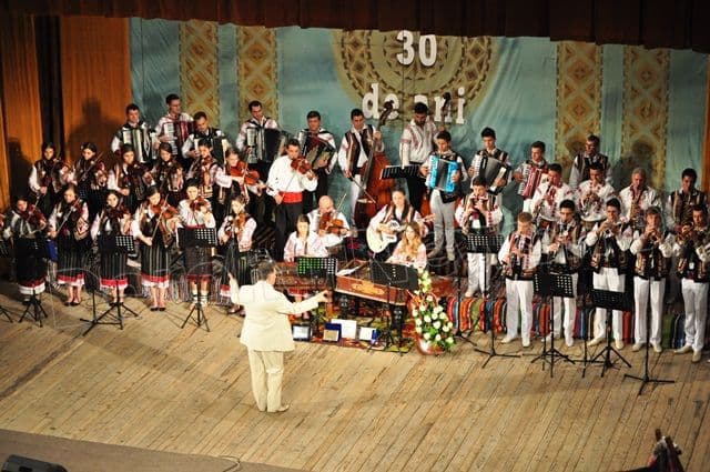 Concertul „Orchestra Mugurelul – 30 de ani”, în emisiunea „Cântec și poveste” la TVR3/TVR Iași. Vezi detalii!