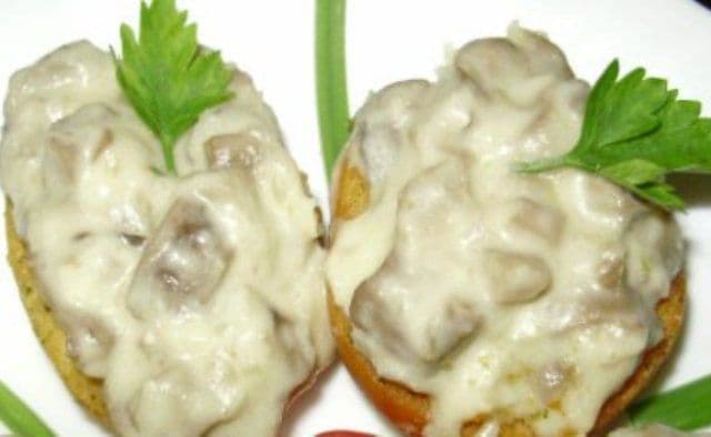 Tartine cu ciuperci și cremă de brânză