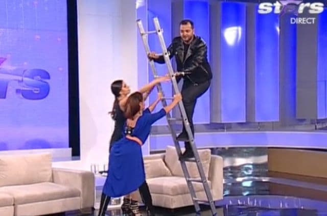 Accident grav în direct. Mihai Morar a căzut fix în cap de pe o scară. Imaginile sunt dureroase rău