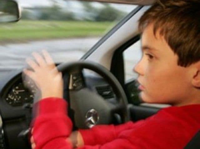 Minor de 14 ani cercetat după ce a luat mașina părinților și a plecat la plimbare