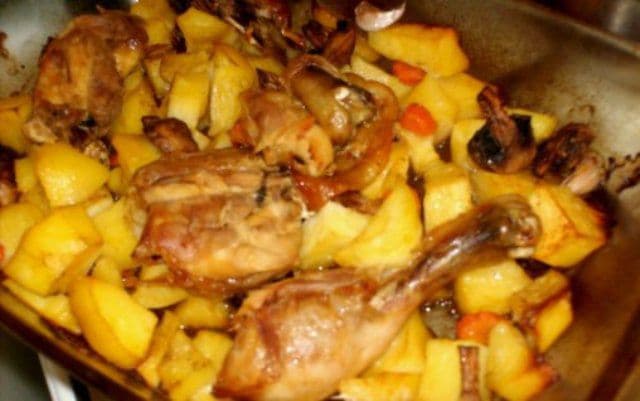 Copănele de pui cu cartofi și ciuperci călite
