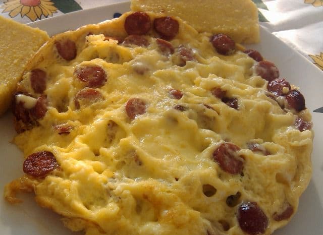 Omletă cu cârnați și brânză de burduf