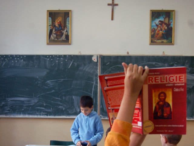 Prevederile din legea educaţiei privind orele de religie sunt neconstituţionale