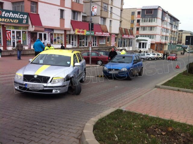 Accident produs pe Bulevardul Victoriei din Dorohoi: Mașini avariate și un bărbat rănit ușor - FOTO