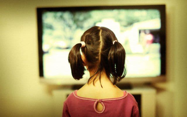 Impactul dezastruos pe care îl are televizorul asupra copiilor