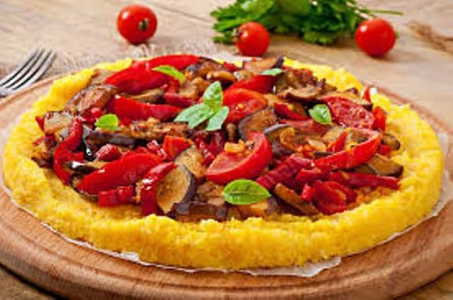 Pizza din mămăligă cu legume călite