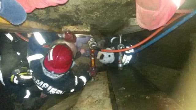 Bărbat surprins de un mal de pământ, salvat de pompieri - FOTO