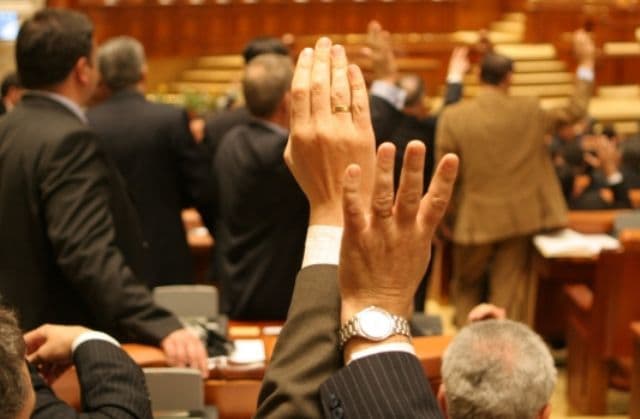 Deputaţii au acceptat tacit o propunere ce limitează numărul de mandate al primarilor şi consilierilor