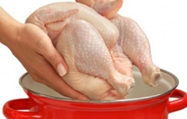 Atenţie la pui! Etichetele spun că sunt produşi în România, dar adevărul este altul