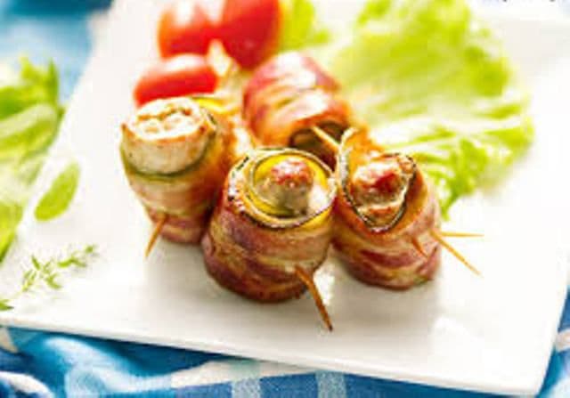 Rulouri din piept de pui cu bacon și cârnăciori