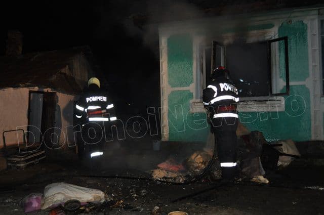 Incendiu izbucnit la o casă situată pe strada Cronicar Neculce din Dorohoi lichidat de pompieri - FOTO